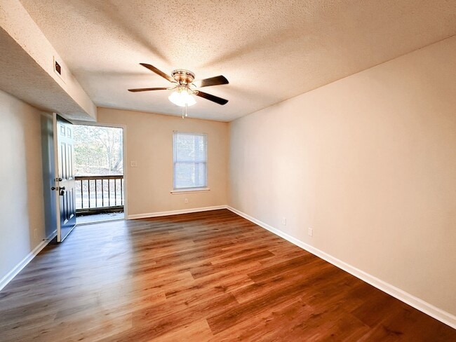 Building Photo - 470 Martha Ln