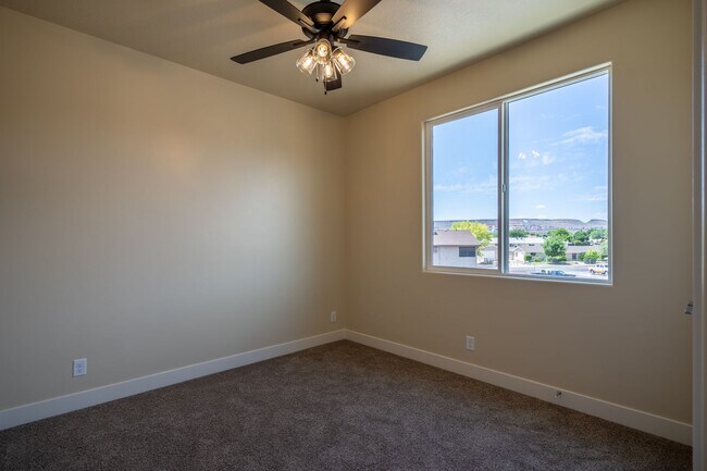 Building Photo - Newer Townhome Near Utah Tech