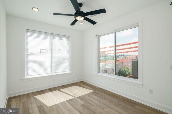 Building Photo - 2000 N Front St