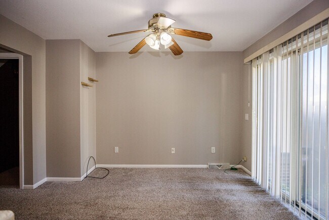 Building Photo - Beautiful Condo for Rent - Appliances included, washer and dryer hook ups, one and half bath, ver...