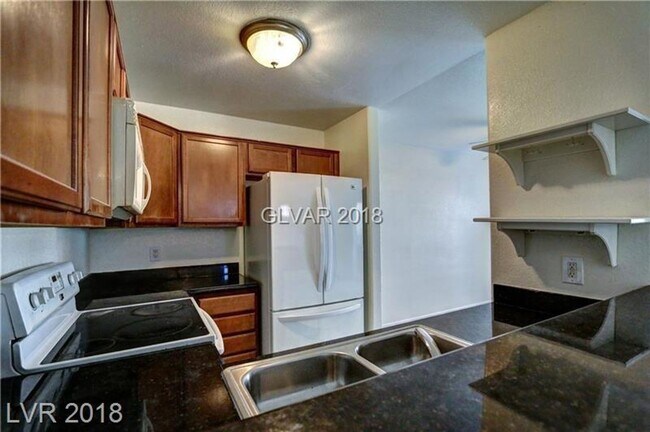 Building Photo - Great Location- 3 bedroom Condo