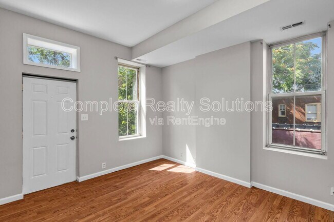 Building Photo - 3021 Iowa Ave