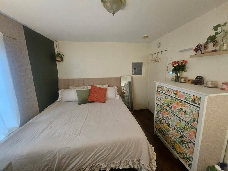 Building Photo - 714 S Record Ave