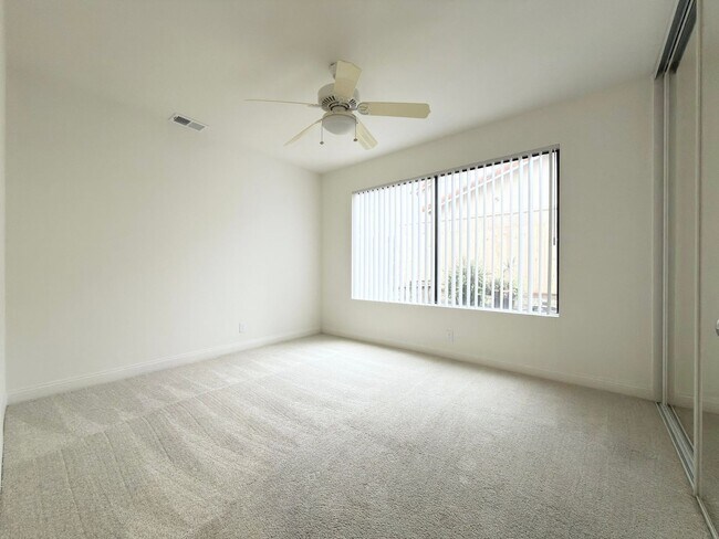 Building Photo - Centrally Located Single Level in Oceanside!