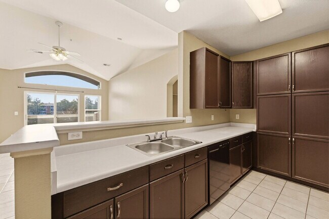 Building Photo - 2 Bed 2 Bath Condo With Balcony!