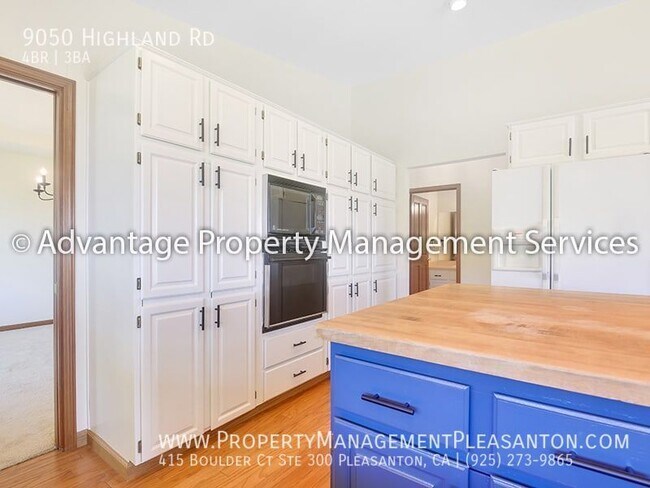 Building Photo - Unique 4 Bed / 3 Bath 3,484 Sq Ft Home off...