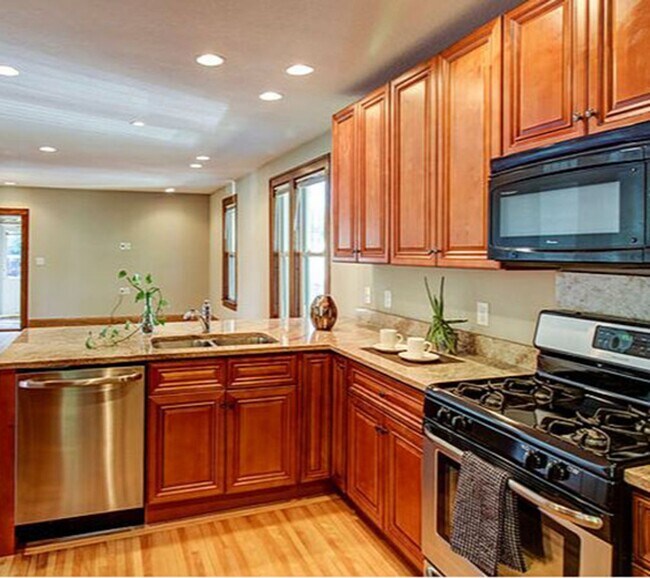 Primary Photo - 5-Bedroom, 3-Bath House Close to U of M Ca...