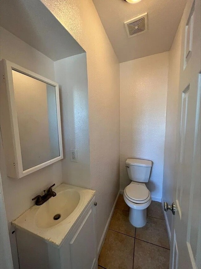 Building Photo - 3 Bedroom 1 1/2 Bath in Oak Park