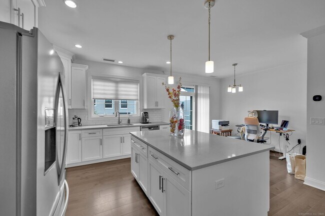 Building Photo - 8 Brentwood Cir