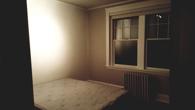 Building Photo - Amazing 1 bedroom 1 bath Condo on the Green Line Professionally Managed Heat Included