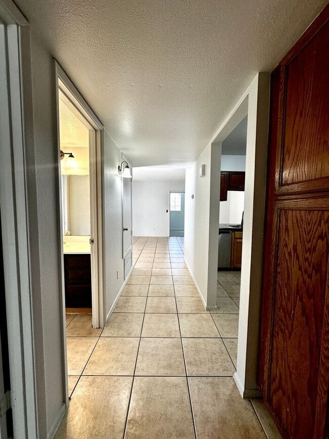 Building Photo - $500 Move In Special!2-bedroom, 1-bath apartment in Mesa, AZ