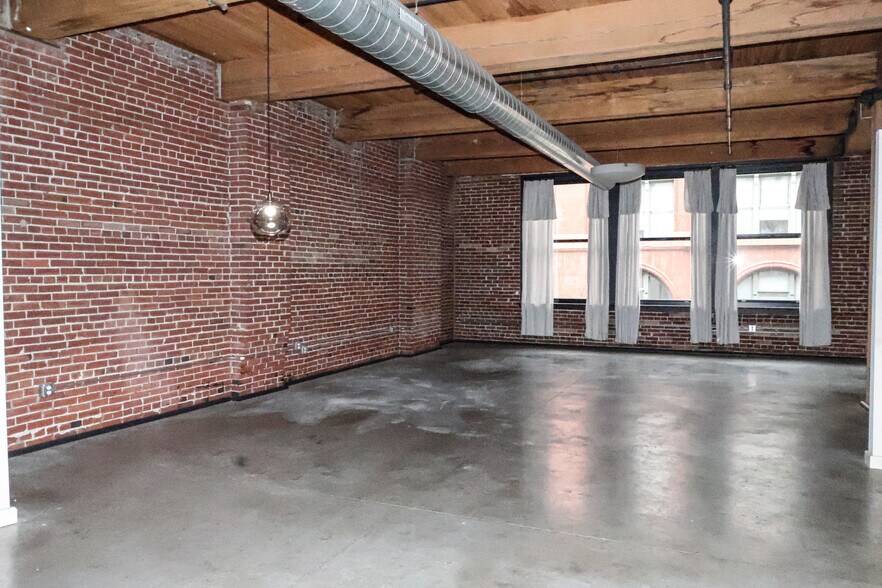 Exposed brick, timbered ceilings, exposed duct work, polished concrete floors...This is a true loft! - 1015 Washington Ave