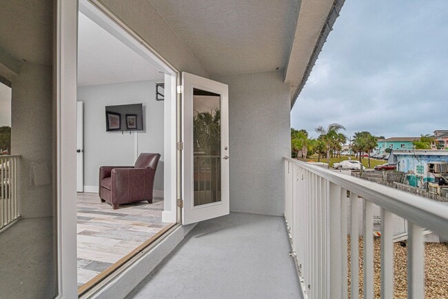 Building Photo - AVAILABLE MARCH 15TH 2026 -Downtown Flagler Beach Furnished 3 bedroom 1 bath!