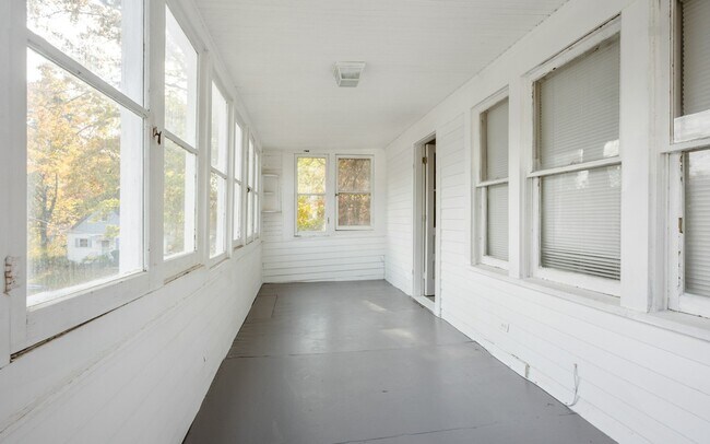 Building Photo - 1554 Larchmont Rd