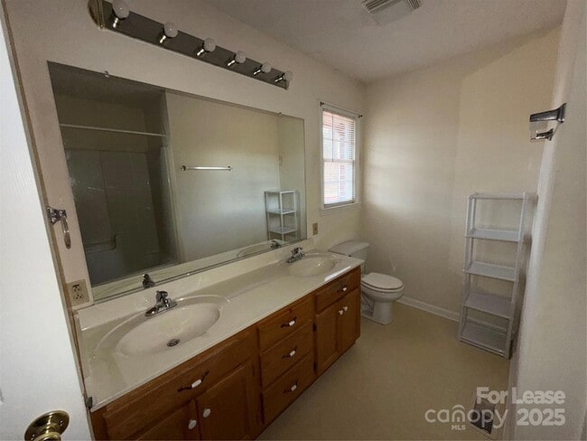 Building Photo - 401 Miller Farm Rd