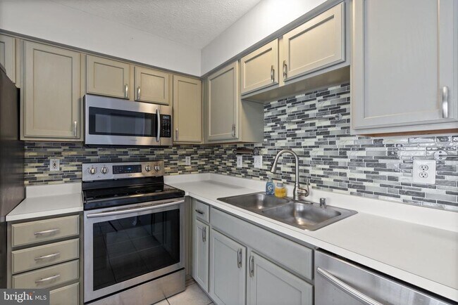 Building Photo - 5030 Finsbury Rd