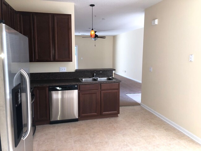 Building Photo - 3 BEDROOM 2.5 BATH TOWNHOME FOR RENT - wal...