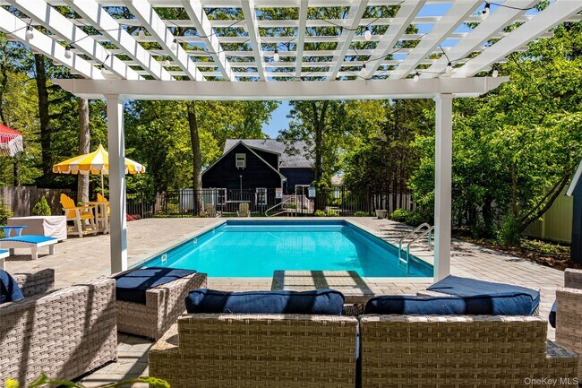 Building Photo - 2300 Pine Tree Rd