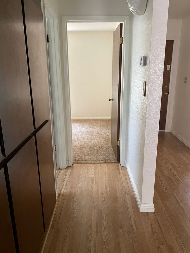 Building Photo - Lovely Updated Duplex in Quiet Neighborhood