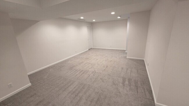 Building Photo - 4 bed 3 bath 2 car garage all maintenance provided townhome