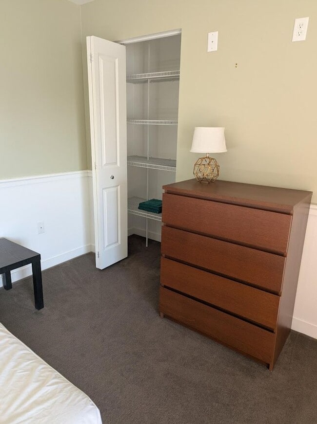 Building Photo - Bright and Spacious Condo for Rent in Downtown Verona