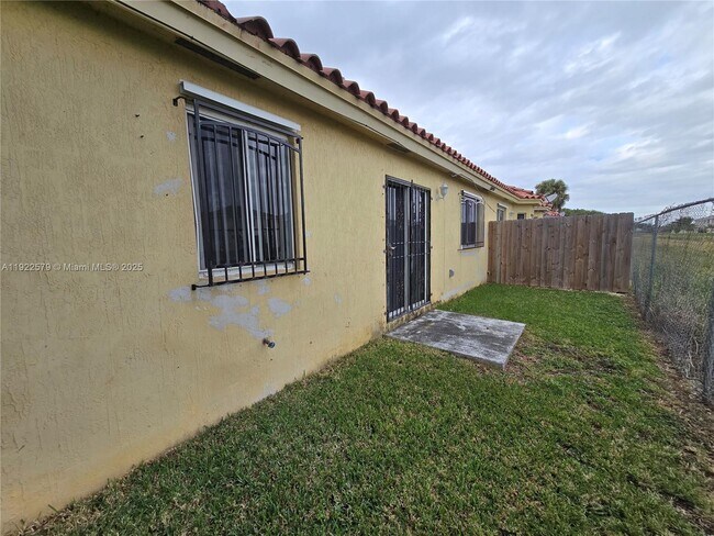 Building Photo - 15 NE 13th Ave