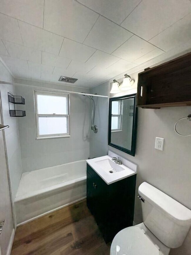 Building Photo - 3 Bedroom House With Large Yard!