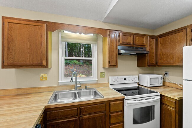 Building Photo - 7833 Foxwood Dr