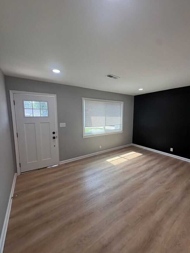 Building Photo - 123 Sequoia Dr