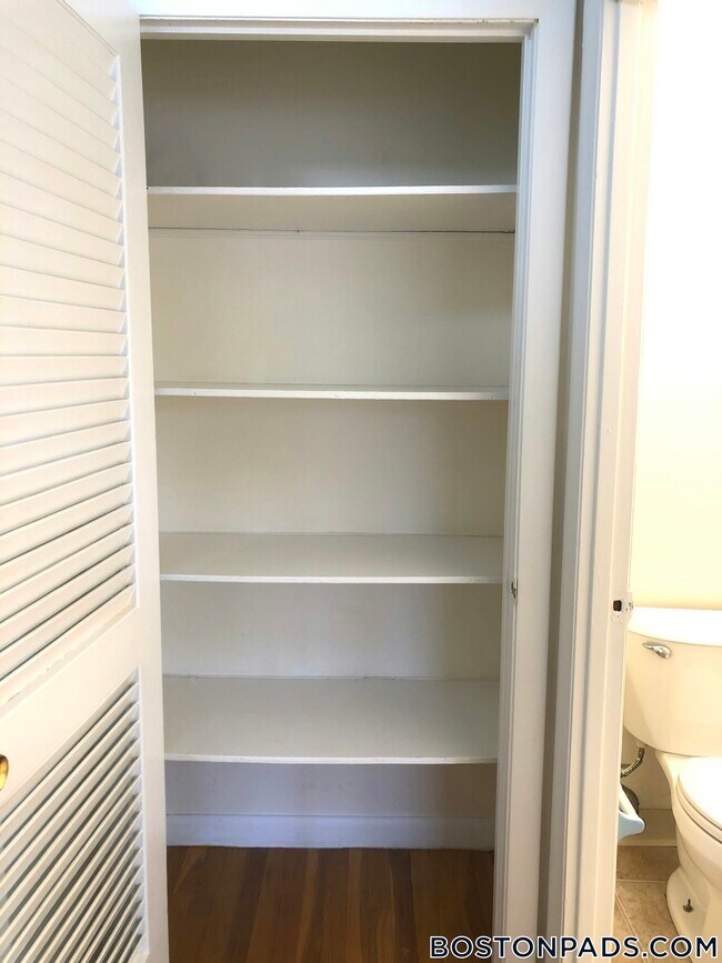 Building Photo - 122 Dustin St