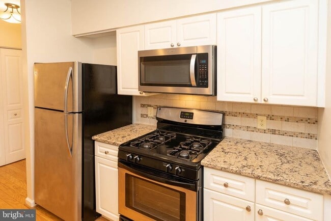 Building Photo - 2204 Westcourt Ln