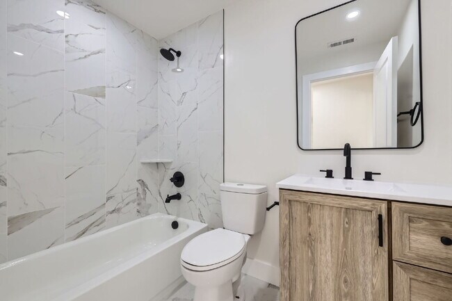 Building Photo - Beautifully Updated Duplex