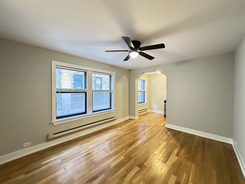 Building Photo - 430 W Roscoe St