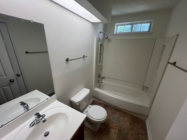 Building Photo - 2319 Oak Leigh Dr