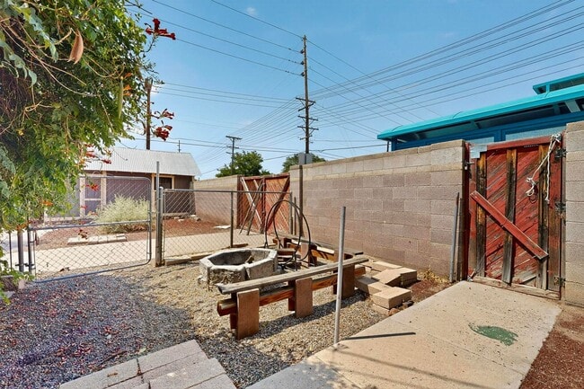 Building Photo - Downtown BUNGALOW 2 Bedroom 1 Bath