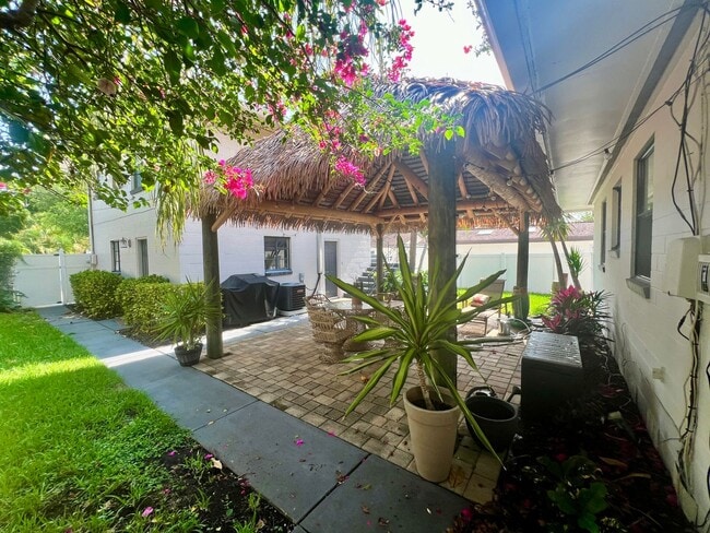 Building Photo - FULLY FURNISHED 2/2 OLD NE BUNGALOW