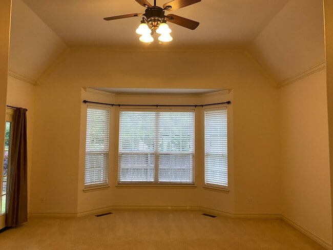 Building Photo - Lovely Stone/Stucco Home Nestled In Cul-De...