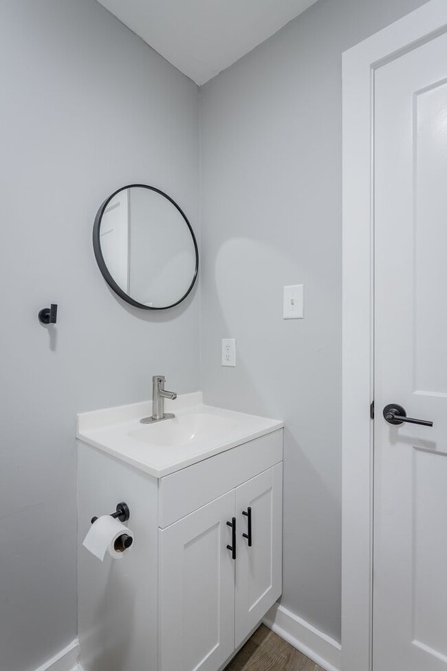 Building Photo - Renovated modern 1 bedroom, 1-bathroom apa...