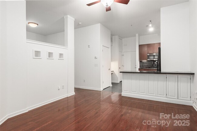 Building Photo - 2125 Southend Dr