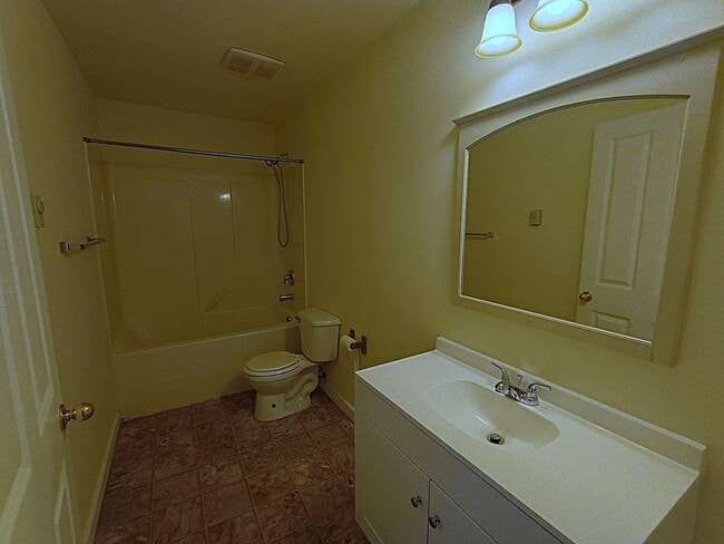 Building Photo - Freshly Painted Duplex in the Heart of Silverdale