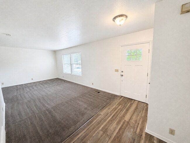 Building Photo - Spacious 5-Bedroom Sandy Home with Large Fenced Yard