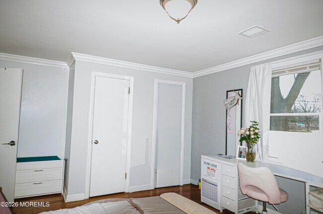 Building Photo - 295 Roosevelt Ave