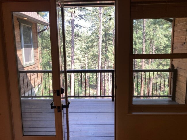 Building Photo - Custom home in the sought-after Edgemont H...