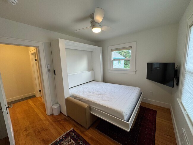 Building Photo - Charming Short Term Rental - 1-6 Month Lease