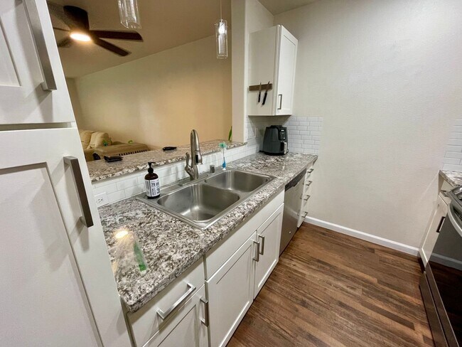 Building Photo - 2bed/2.5 bath PET FRIENDLY Townhome Availa...