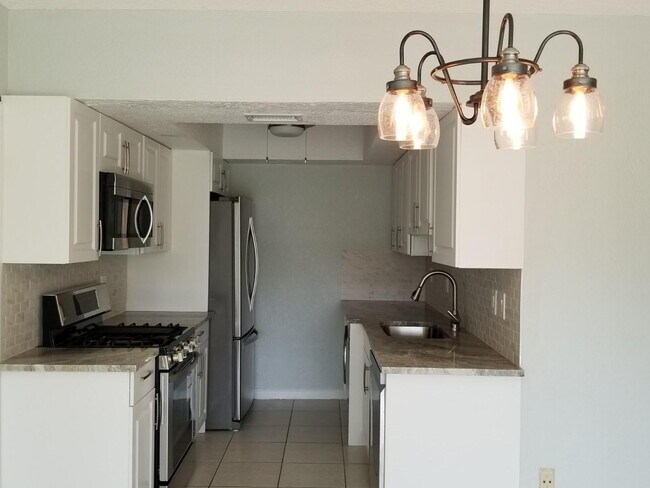 Building Photo - 382 E Royal Palm Rd