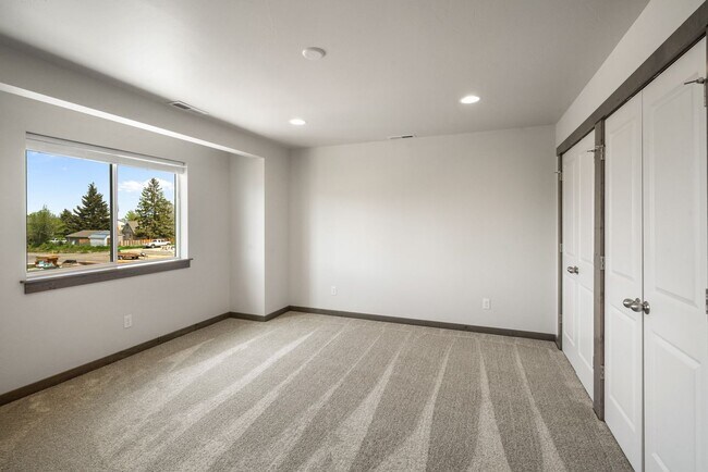 Building Photo - Gorgeous 3 Bedroom condos with double stal...
