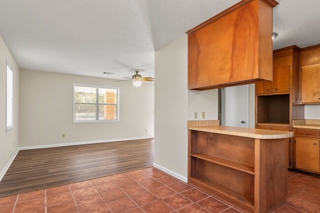 Building Photo - 2BR/1BA Duplex in Coker – Available Now