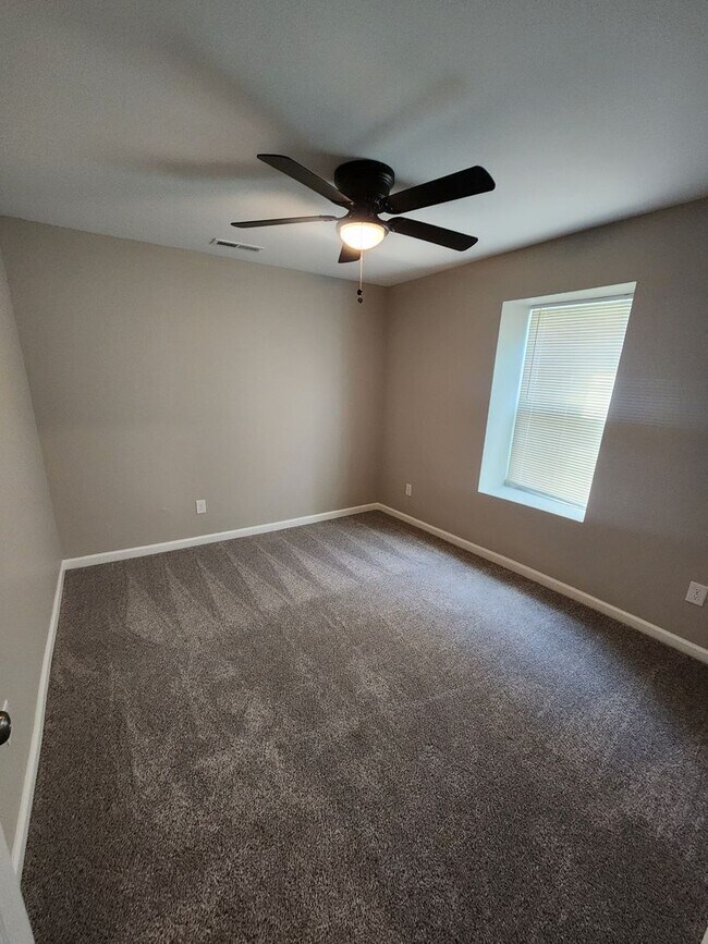 Building Photo - Renovated 2 bedroom 1 bath duplex unit with updated floors, bath, and kitchen!!