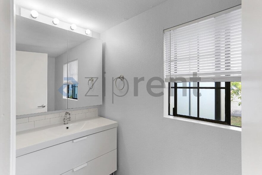 Building Photo - Unit